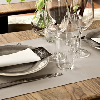 Obowiązkowa dekoracja restauracyjnego stołu, czyli serwetki flizelinowe