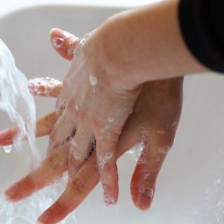 Higieniczne mycie rąk w miejscu publicznym