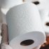 Jak wieszać uchwyt na papier toaletowy?